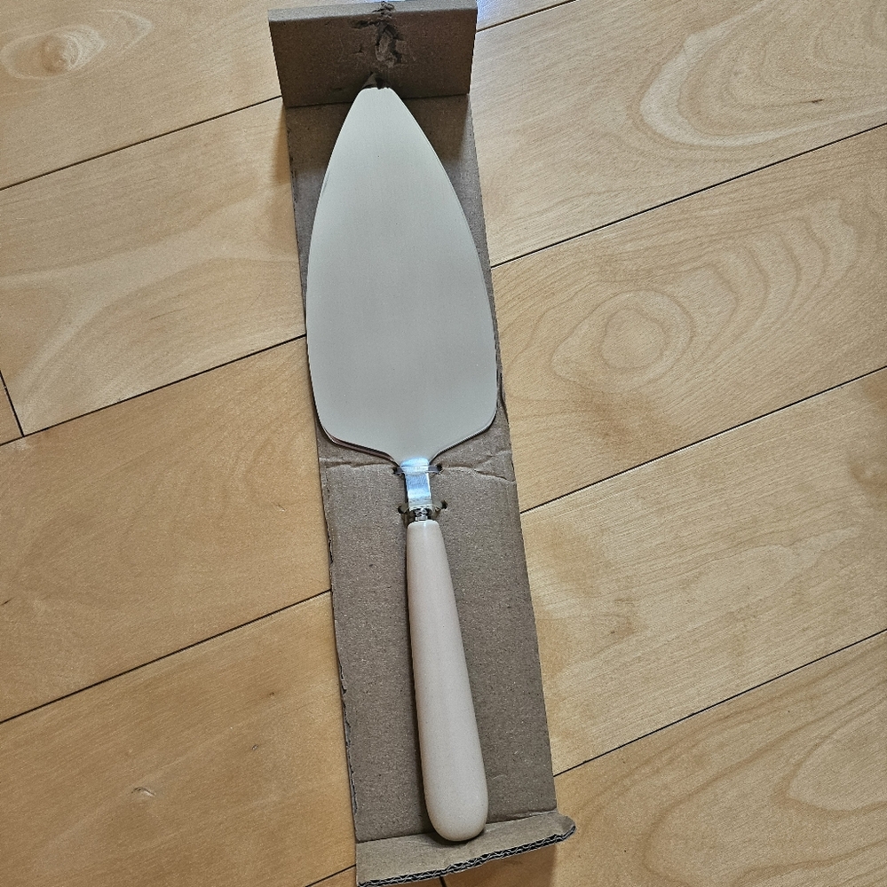Noon & Moon Taupe Pie Server